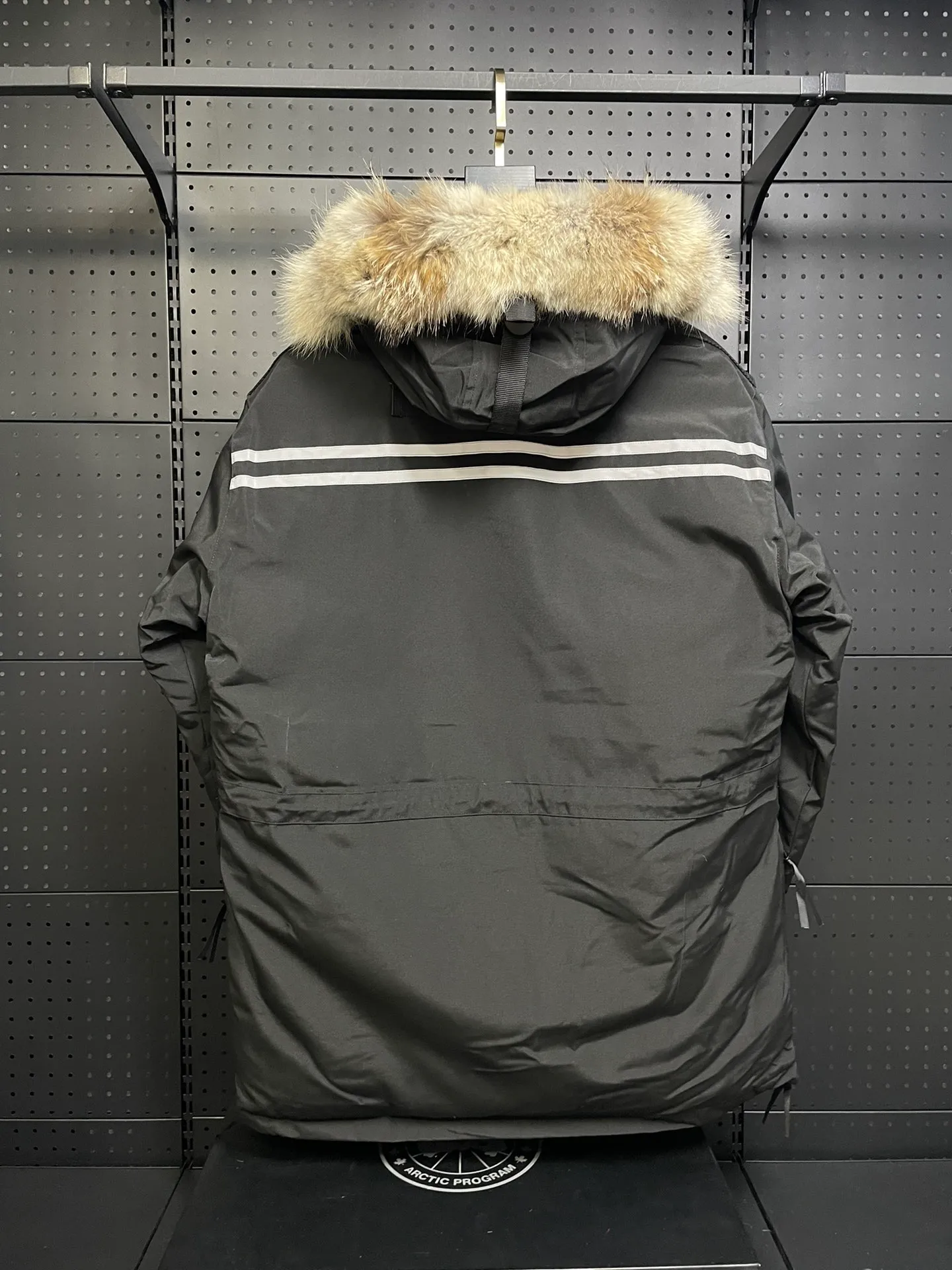 P1060 CANADA GOOES 🇨🇦ⒿⓅⓈ manufactures 10 models of snow curse men and women couples. Factory direct supply: supplying global purchasing agents, micro-business, entities, Tmall, high-end stalls and studio cooperation, free shipping! There are 10 types of Canada Goose Snow Mantra parkas for men and women, the Rolls-Royce of down jackets. ➖ Industry-leading anti-counterfeiting chip sensing. ➖ Imported Behringer embroidery machines and customized embroidery labels, the highest level and industry leading. ➖ Imported Korean 21-count polyester-cotton blended original fabric, TC85 waterproof coated fabric, water-repellent, windproof and wear-resistant. ➖ The new national standard 90 white duck down has an average down filling of 300 grams. The amount of down filling is industry-leading. ➖ 100% nylon lining with double double-layer sealing design to prevent velvet running, and seamless thread design on the cuffs! ➖ Yoshida YKK provides original factory-customized electroplated sliders. YKK two-way lockable zippers are tight and smooth and do not peel off paint. ➖ 3M composite Velcro is durable and the accessories and hardware are all custom-made. Note: Our copywriting is only simple and clear. Instead of bragging about the copywriting, it is better to compare and understand with samples. Only for the purest goose, the most dedicated, the most professional, the highest quality, the highest cost performance! SIZE:XS-XXL [with size chart]
